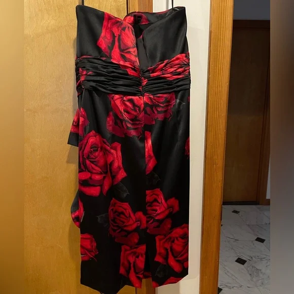 White House Black Market Black and Red roses dress - Picture 3 of 5